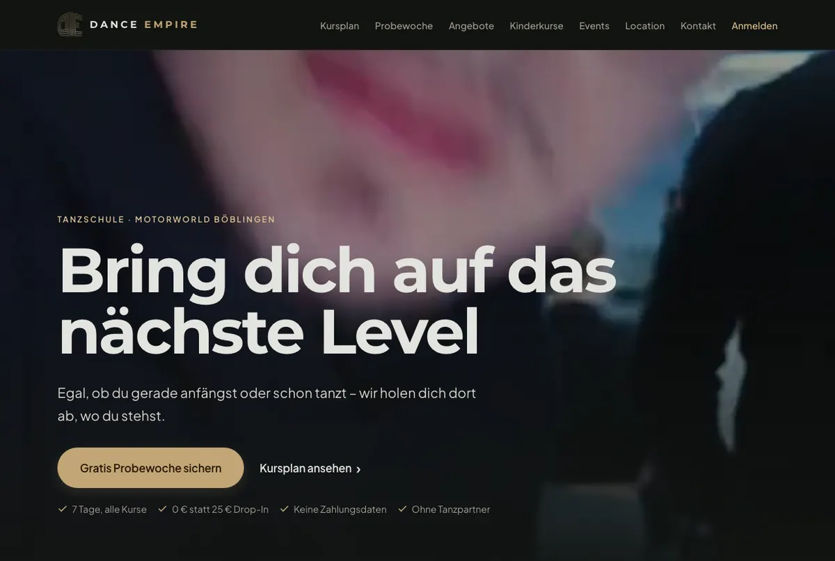 Startseite von Dance Empire Böblingen: Hero-Video, Kursplan-Navigation und Anmelde-Bereich